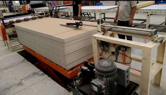 Хорошая цена. Нажим - напечатайте питаясь систему ПЛК машины слоения доски гипса фильма ПВК доски онлайн