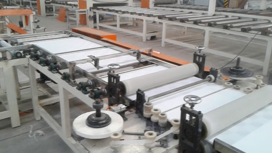 Автоматическая машина для производства бумажных ламинатов которую можно отрезать автоматически