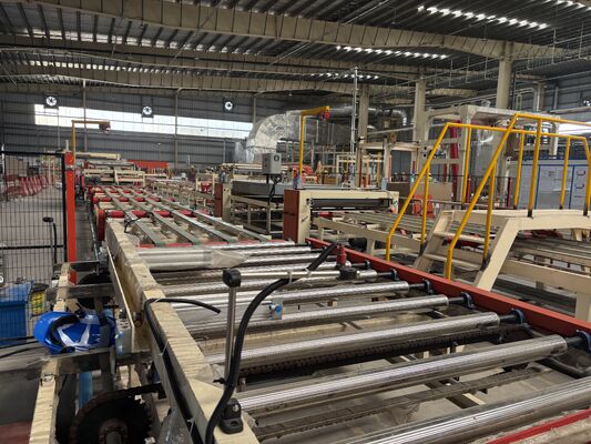 Хорошая цена. Автоматическая машина для ламинирования ПВХ для гипсовой доски с эффективной ламинировкой 1300 мм, системой PLC и мощностью 2-6 миллионов квадратных метров в год онлайн