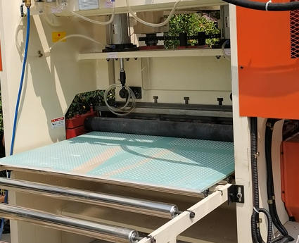 Хорошая цена. Высокоэффективная машина для перфорации гипсовых досок с компьютерным центральным управлением, ширина перфорации 1220 мм и многочисленные формы отверстий онлайн